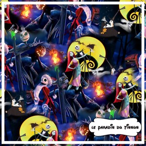 Peut inclure: Un motif répétitif coloré mettant en scène Jack Skellington et Sally du film L'Étrange Noël de monsieur Jack. Le motif comprend des citrouilles, une lune et d'autres personnages du film. Le texte "Le Paradis du Tissus" est visible en bas à droite.