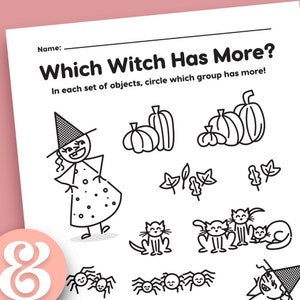 Puede incluir: Hoja de trabajo imprimible en blanco y negro con el texto "¿Qué bruja tiene más?" e instrucciones para rodear el grupo con más objetos. La hoja de trabajo presenta imágenes de brujas, calabazas, hojas, gatos y arañas.