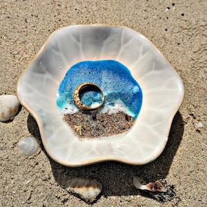 Porta-joias com estampa costeira e arte em resina oceânica – Tigela artesanal com areia de verdade, folha de ouro e detalhes praianos | Porta-joias para presente