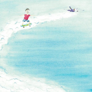 Puede incluir: Una persona con una camisa roja y pantalones cortos azules está haciendo skateboard en una nube. La persona sonríe y tiene los brazos extendidos. Un avión con la palabra "Thai" en él está volando en la distancia.