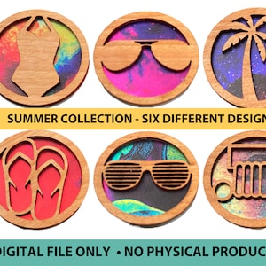 Könnte beinhalten: Sechs verschiedene sommerliche Designs für Untersetzer. Jeder Untersetzer zeigt ein anderes Design, darunter ein Badeanzug, eine Sonnenbrille, eine Palme, Flip-Flops, eine Sonnenbrille und ein Jeep. Die Untersetzer sind aus Holz und haben einen bunten Hintergrund.