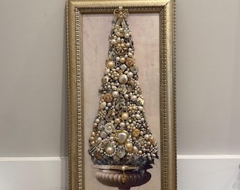 Albero di Natale con gioielli vintage incorniciati