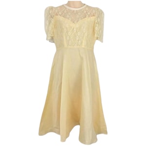 Whimsical Retro 1980s Vintage Short Sleeve Lace Sweetheart Midi Dress in Cream S-M