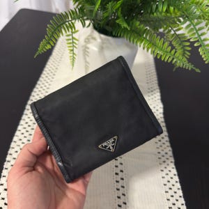 Portefeuille noir à trois volets en nylon à plaque logo Authentic Prada