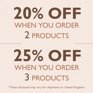 Puede incluir: Un gr&aacute;fico promocional con texto que ofrece descuentos. Indica "20% DE DESCUENTO AL PEDIR 2 PRODUCTOS" y "25% DE DESCUENTO AL PEDIR 3 PRODUCTOS". El fondo es de color beige claro con un dise&ntilde;o abstracto sutil.
