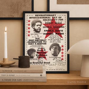 Pu&ograve; includere: Un poster incorniciato con bordo nero, con ritratti e testo. Il poster promuove una "Giornata Intercomunitaria Rivoluzionaria di Solidariet&agrave;" con nomi come Bobby Seale e Angela Davis. L'evento include musica dei Grateful Dead.