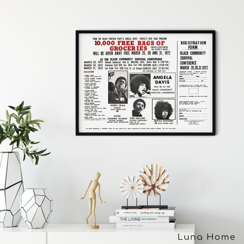 K&ouml;nnte beinhalten: Ein gerahmtes Poster mit schwarzem Text auf wei&szlig;em Hintergrund, das das kostenlose Essensprogramm der Black Panther Party ank&uuml;ndigt. Das Poster zeigt Bilder von Angela Davis, Bobby Seale und anderen. Dekorative Gegenst&auml;nde befinden sich auf einem wei&szlig;en Regal.