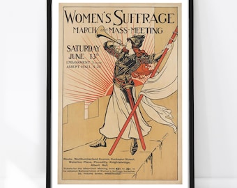 Könnte beinhalten: Ein gerahmtes Vintage-Poster mit dem Titel Women's Suffrage March and Mass-Meeting, Saturday June 13th. Es zeigt eine Figur in Rüstung, die eine Trompete bläst und eine Flagge hält, vor einem Sonnenaufgangshintergrund mit Text zum Veranstaltungsort.