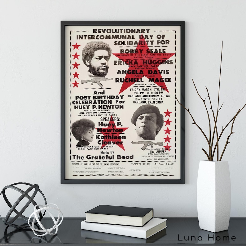 Pu&ograve; includere: Poster con cornice nera con testo e ritratti. Il poster annuncia una "Giornata Intercomunale Rivoluzionaria di Solidariet&agrave;" con ritratti di Bobby Seale, Ericka Huggins, Angela Davis e Ruchell Magee.
