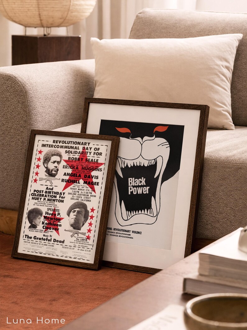 Pu&ograve; includere: Due poster incorniciati con cornici in legno scuro. Un poster presenta una grafica di pantera nera con le parole "Black Power". L'altro poster ha testo su un evento rivoluzionario con ritratti e le parole "The Grateful Dead".