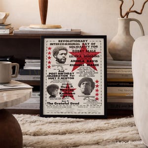 Pu&ograve; includere: Un poster incorniciato con bordo nero. Il poster presenta testo e immagini relative a un evento politico. Il testo include nomi come Bobby Seale e Huey P. Newton. Il poster ha un'estetica vintage con una stella rossa e illustrazioni di pistole.