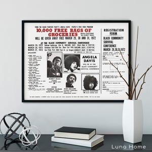 K&ouml;nnte beinhalten: Schwarz-wei&szlig; gerahmtes Poster mit Text und Bildern. Das Poster k&uuml;ndigt das Angela Davis People's Free Food Program der Black Panther Party an, das 10.000 kostenlose Lebensmittelpakete anbietet. Es enth&auml;lt Veranstaltungsdetails und Sprechernamen. Eine wei&szlig;e Vase mit Zweigen befindet sich auf der rechten Seite.