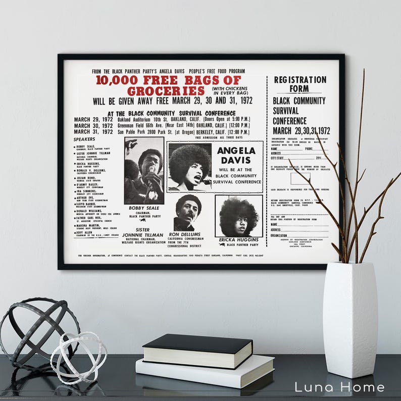 K&ouml;nnte beinhalten: Schwarz-wei&szlig; gerahmtes Poster mit Text und Bildern. Das Poster k&uuml;ndigt das Angela Davis People's Free Food Program der Black Panther Party an, das 10.000 kostenlose Lebensmittelpakete anbietet. Es enth&auml;lt Veranstaltungsdetails und Sprechernamen. Eine wei&szlig;e Vase mit Zweigen befindet sich auf der rechten Seite.