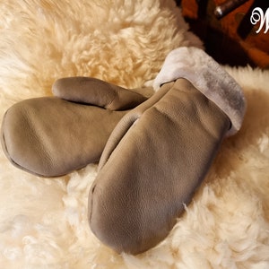 Handgemaakte beige leren wanten, schapenwol gevoerd, dameshandschoenen