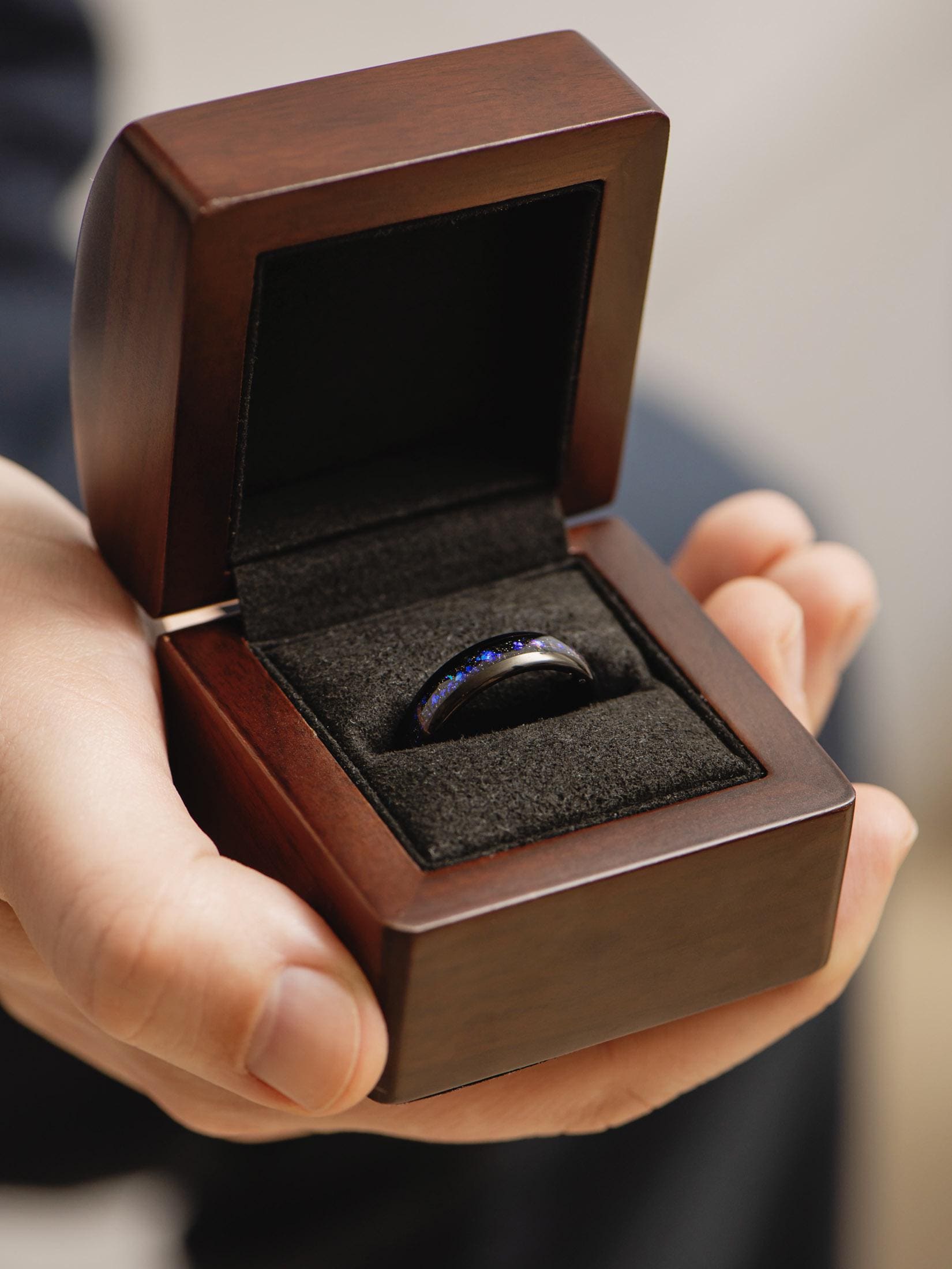 Scatola Porta Anelli A Forma Di Cuore In Legno Di Noce – Foderata In Velluto Nero, Con Chiusura Magnetica, Per Proposta E Matrimonio