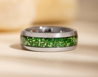 Anillo de tungsteno con esmeralda verde, anillo de tungsteno plateado para hombre con incrustaciones verdes, banda con incrustaciones de esmeralda de 8 mm, anillo moderno de piedras preciosas para hombre.