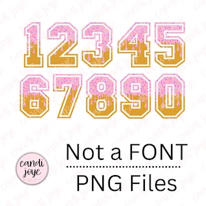 Op de afbeelding: Digitale PNG-bestanden met de cijfers 0-9 ontworpen als donuts. Elk nummer heeft roze glazuur met hagelslag en een wafelbasis. De tekst "Not a FONT" en "PNG Files" is ook inbegrepen.