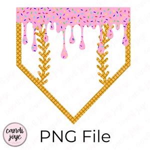 Op de afbeelding: Een digitale PNG-bestand met een honkbal home plate vorm met een wafel-textuur rand. De bovenkant is versierd met roze glazuur en kleurrijke sprinkles, met druipende glazuur accenten. De tekst "PNG File" wordt hieronder weergegeven.
