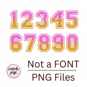 Op de afbeelding: Digitale PNG-bestanden met de cijfers 1 tot en met 0, ontworpen als donuts. Elk cijfer heeft een roze glazuur met hagelslag en een goudbruine, getextureerde basis. De tekst "Not a FONT" en "PNG Files" is ook inbegrepen.