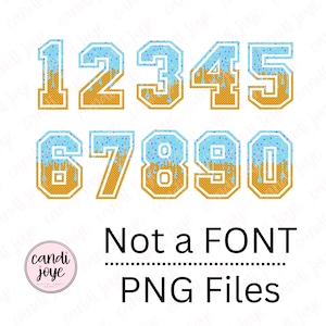 Op de afbeelding: Digitale PNG-bestanden met de cijfers 0-9 in een uniek ontwerp. Elk nummer heeft een lichtblauwe bovenkant met hagelslag, die over een wafelachtige, bruine basis druipt. De tekst "Not a FONT" en "PNG Files" is ook inbegrepen.