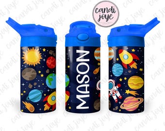 Adesivo PNG para copo infantil de 350ml, design espacial por sublimação, adesivo PNG para copo de treinamento de 350ml com tema de astronauta, design personalizável para copo com tema de planetas.