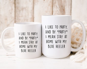 J’aime faire la fête, je veux dire rester à la maison avec ma tasse Blue Heeler, ma tasse Blue Heeler drôle, mon cadeau pour chien pour les amoureux des chiens