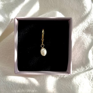 Marliejewelry I Earring Pearly I Single earring with freshwater pearls pendant 24k gold plated in gold