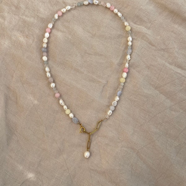 Bunte Perlenkette Halskette mit Edelsteinen & Süßwasserperlen, Dezente, sommerliche Halskette, Halskette Pastellfarbe, Wasserfester Schmuck