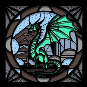 Puede incluir: Un diseño de vitral con un dragón verde con las alas extendidas. El dragón está situado sobre un fondo de montañas y un cielo azul con nubes blancas. El diseño está enmarcado por un borde marrón con un patrón geométrico.