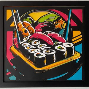 Puede incluir: Una obra de arte de papel cortado de colores que representa un plato de sushi con palillos, aguacate y salmón. El arte está enmarcado en negro y firmado "Sushi - 20-2017".