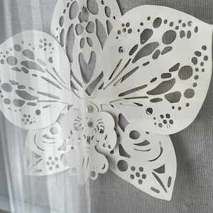 Orchideenblütenmodell mit damastartigem Motiv in Blütenblättern, 3-lagig