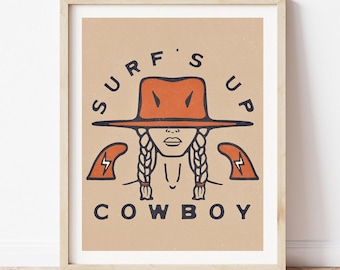 Konsttryck med Surf's Up Cowboy: Vintage väggkonst med cowgirl från kusten