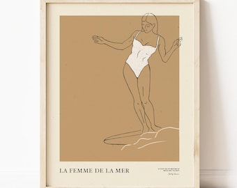 Puede incluir: Un dibujo de línea de una mujer con un traje de baño blanco de pie sobre una tabla de surf. El fondo es de color marrón claro. El texto "LA FEMME DE LA MER" está en la parte inferior de la imagen. El texto "A STUDY ON THE MEETING OF WATER AND THE BODY" está debajo del texto principal.