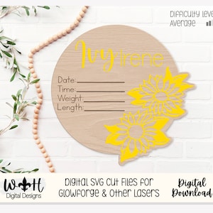 Könnte beinhalten: Ein rundes Holzschild mit einem Sonnenblumenmuster und dem Namen "Irene" in Kursivschrift. Das Schild hat leere Zeilen für Datum, Uhrzeit, Gewicht und Länge. Das Schild ist perfekt für eine Babyparty oder ein Kinderzimmer.