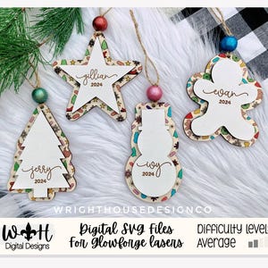 Może przedstawiać: Cztery drewniane ozdoby choinkowe wycięte laserowo z kolorowym wzorem tła. Ozdoby mają kształt gwiazdy, bałwana, piernikowego ludzika i choinki. Każda ozdoba ma imię i rok 2024.