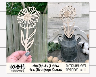 Könnte beinhalten: Ein Holzschnitt einer Gänseblümchenblume mit Stiel und Blättern. Die Blume steht in einem rustikalen Metallkrug. Das Bild enthält den Text "Digital SVG files for Glowforge lasers" und "Difficulty level: beginner".