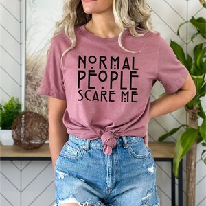 La gente normal me asusta Camisa, camiseta gráfica divertida, camiseta de bicho raro, camiseta de humor, camiseta minimalista, regalo divertido, camiseta loca, camiseta ingeniosa, humorística imagen 5