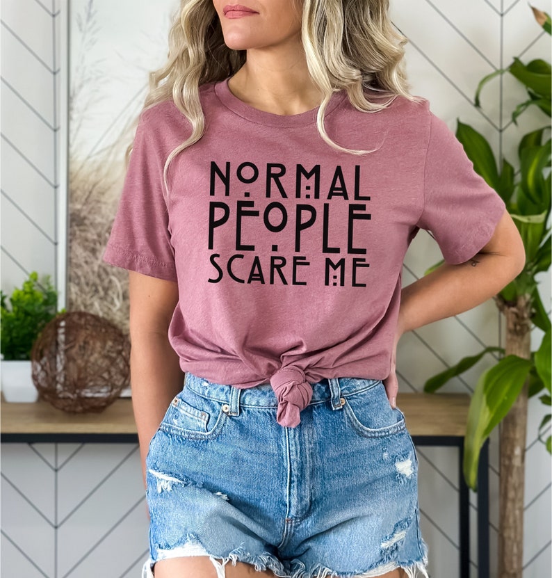 La gente normal me asusta Camisa, camiseta gráfica divertida, camiseta de bicho raro, camiseta de humor, camiseta minimalista, regalo divertido, camiseta loca, camiseta ingeniosa, humorística imagen 5