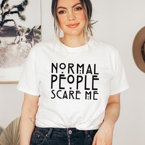 La gente normal me asusta Camisa, camiseta gráfica divertida, camiseta de bicho raro, camiseta de humor, camiseta minimalista, regalo divertido, camiseta loca, camiseta ingeniosa, humorística imagen 2