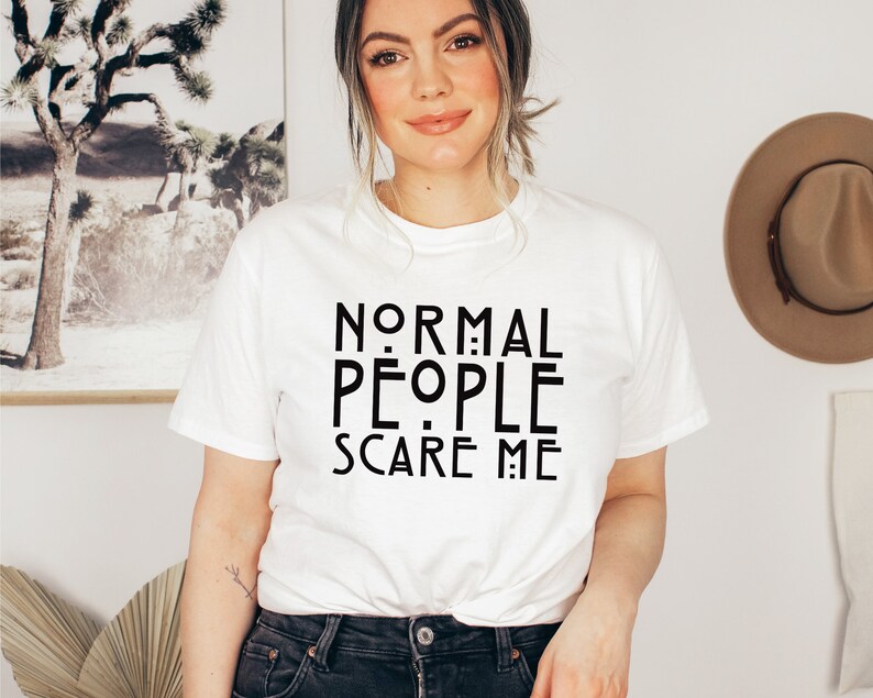 La gente normal me asusta Camisa, camiseta gráfica divertida, camiseta de bicho raro, camiseta de humor, camiseta minimalista, regalo divertido, camiseta loca, camiseta ingeniosa, humorística imagen 2