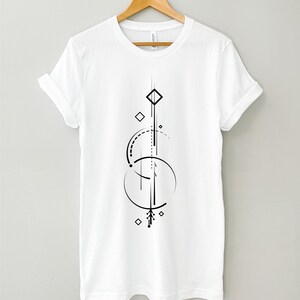 Pode incluir: Camiseta branca com um design geom&eacute;trico preto com c&iacute;rculos, linhas e diamantes.