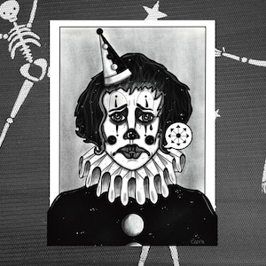 Könnte beinhalten: Schwarzweiß-Illustration eines traurigen Clowns mit einem Rüschenkragen und einem spitzen Hut. Der Clown hat eine Träne, die ihm über die Wange läuft, und eine Sprechblase mit einem Sternenausbruch-Design. Der Hintergrund ist ein schwarz-weißer Sternenhimmel.