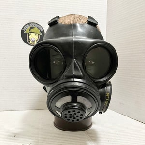 Canadian C3 Gas Mask Size Medium New Condition