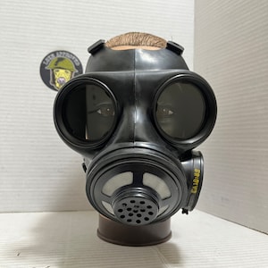 Canadian C3 Gas Mask Size Small New Condition