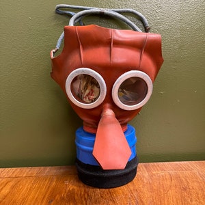 British WW2 1940 Mickey Mouse Childrens Gas Mask Collectable Rare
