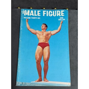 Könnte beinhalten: Ein Vintage-Magazin mit dem Titel The Male Figure Volume Thirty-Six, ausgezeichnet mit One Dollar. Das Cover zeigt eine muskulöse Person in roter Badehose auf einem Sprungbrett vor hellblauem Hintergrund mit erhobenen Armen.