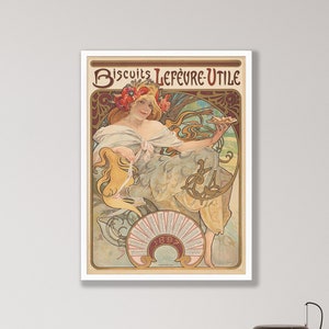 Peut inclure: Une affiche vintage encadrée intitulée Biscuits Lefèvre-Utile 1897 représentant une personne aux cheveux blonds ornés de fleurs rouges, vêtue d'un vêtement clair, tenant un biscuit et entourée de lignes décoratives organiques.