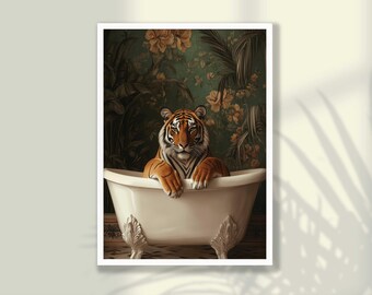 Può includere: Stampa artistica incorniciata con una tigre che si rilassa in una vasca da bagno bianca con piedini a zampa. La tigre ha strisce arancioni e nere ed è ambientata su uno sfondo di carta da parati floreale. L'opera d'arte ha uno stile vintage.