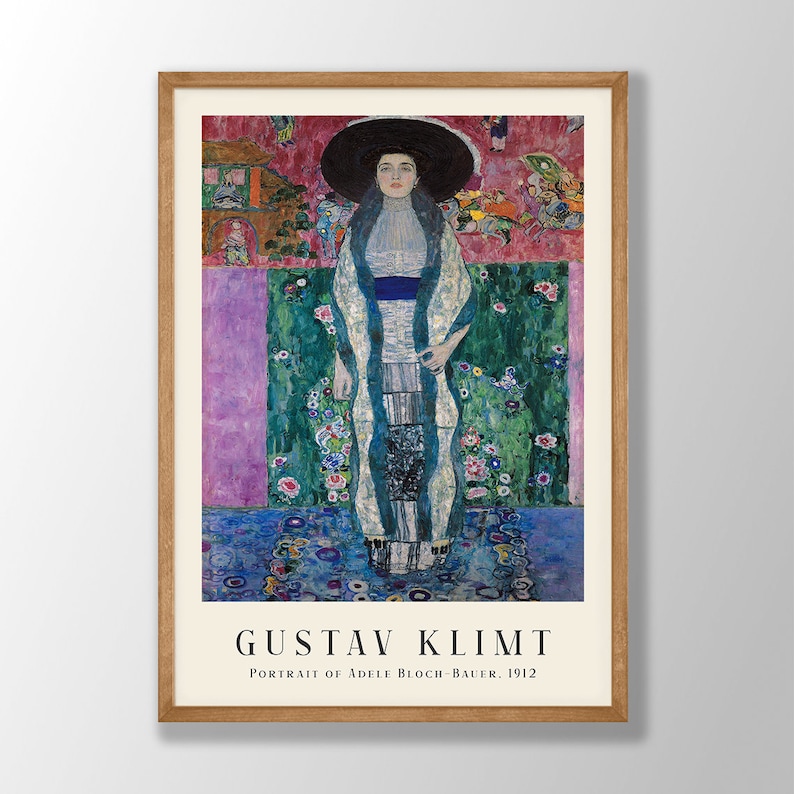 Pu&ograve; includere: Un dipinto di una donna in un lungo abito bianco con una fascia blu, in piedi davanti a uno sfondo colorato. La donna indossa un cappello nero e ha lunghi capelli scuri. Il dipinto &egrave; di Gustav Klimt e si intitola "Ritratto di Adele Bloch-Bauer, 1912".