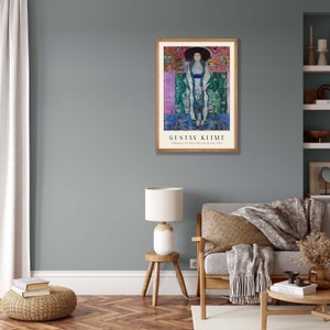 Pu&ograve; includere: Un poster di un dipinto di Gustav Klimt intitolato "Ritratto di Adele Bloch-Bauer I" che raffigura una donna con un lungo abito fluido su uno sfondo colorato.